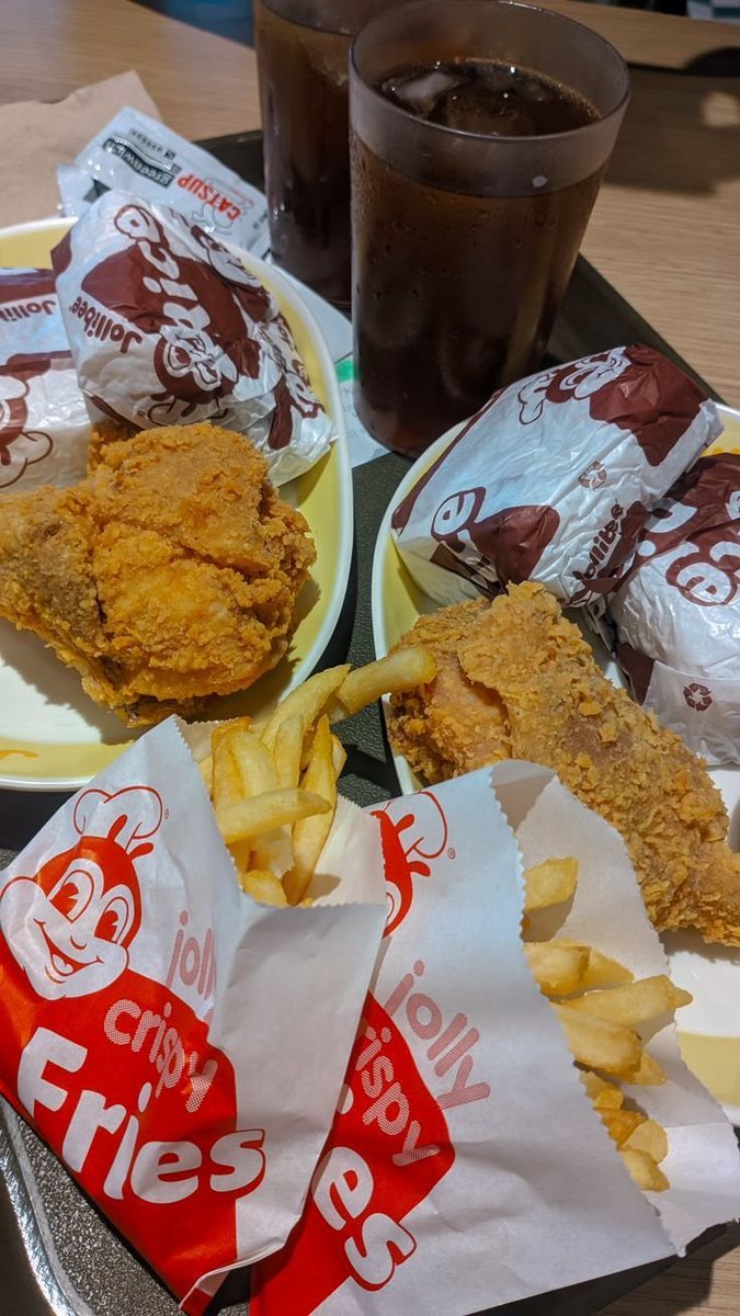 bleuwiny's tweet photo. jabi              or                    mcdo https://t.co/g8SbXkl7Uh