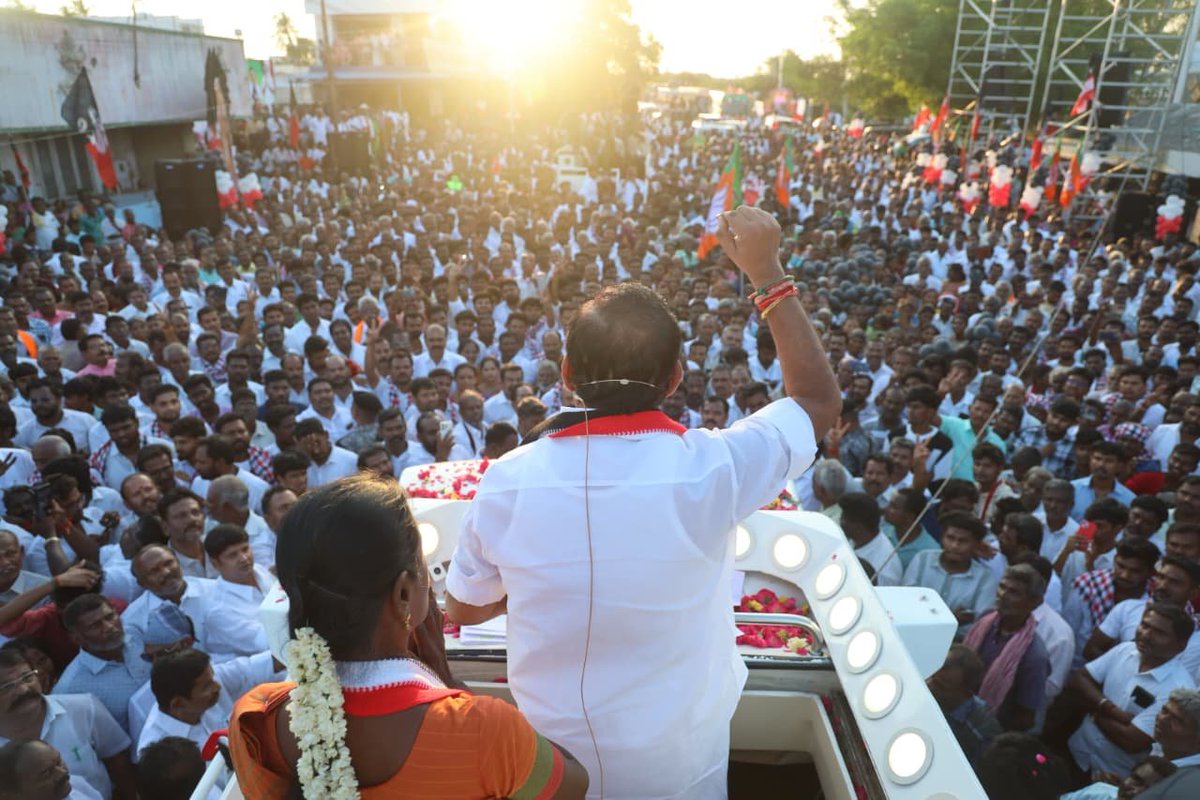 AIADMKOfficial's tweet photo. மாண்புமிகு கழகப் பொதுச் செயலாளர் புரட்சித் தமிழர் திரு. @EPSTamilNadu அவர்கள்,

தாராபுரம் சட்டமன்ற தொகுதி, கன்னிவாடி பகுதியில் கழக வெற்றி வேட்பாளர் திருமதி. K. பானுமதி அவர்களுக்கு “இரட்டை இலை” சின்னத்தில் வாக்கு சேகரித்தார்கள்.

#வெல்லட்டும்_இரட்டைஇலை 🌱
#AIADMK #Dharapuram #ByeElections