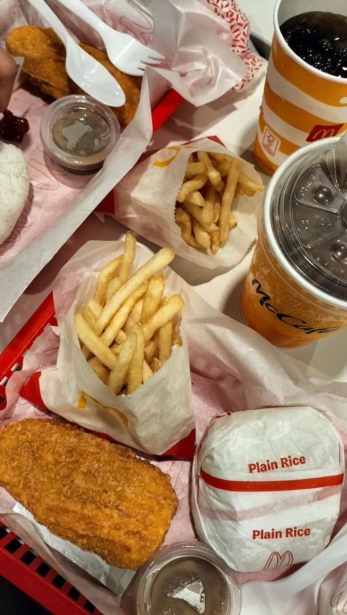 bleuwiny's tweet photo. jabi              or                    mcdo https://t.co/g8SbXkl7Uh