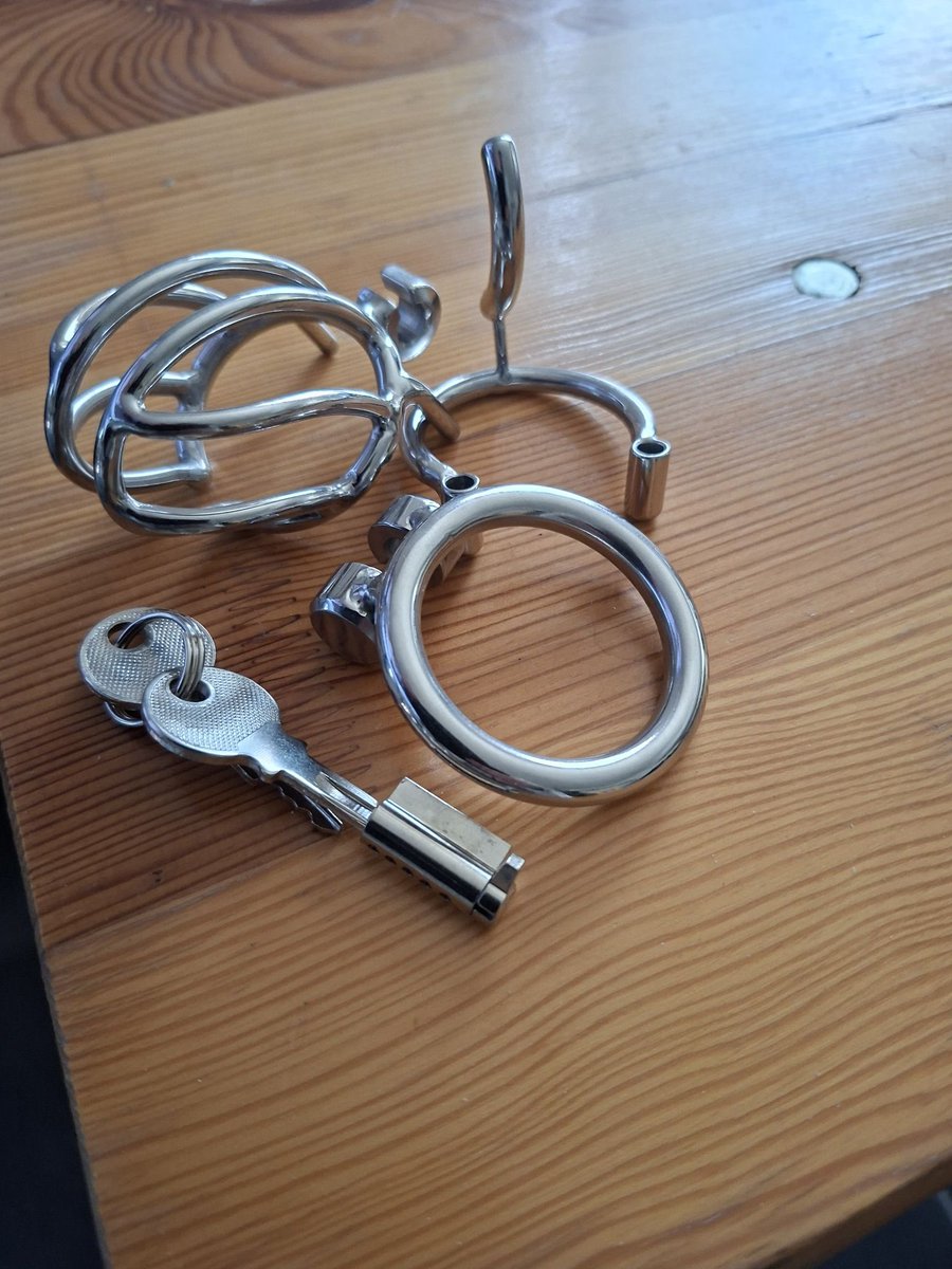 Herrin_lucy_1's tweet photo. Locktober rückt immer näher, und meine Ideen für dich laufen mit voller Geschwindigkeit 🤭🔒
Ich möchte nur von dir wissen: Würdest du mich dich einsperren lassen? Wenn ja, mit welchem Käfig?
Ich kann es kaum erwarten, deine Antworten zu lesen 🤭⛓️🙇🏼‍♂️#fendom #herrin #sklave #paypig