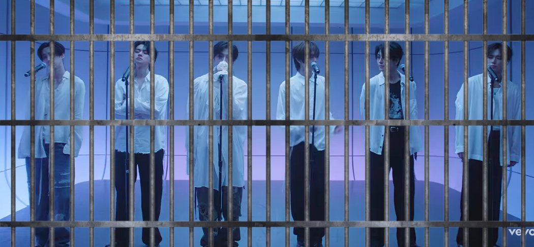 whimxycaleo's tweet photo. THE HYUNGS NEED TO BE JAILED WDYM U MADE MY LIL BABY POOKIE BEAR HONEYBUNCH GUMMYROSE SANGHYEONIE CRIED 😡😡😡 GET BEHIND ME SON 🥺 https://t.co/zYidGy6xbY
