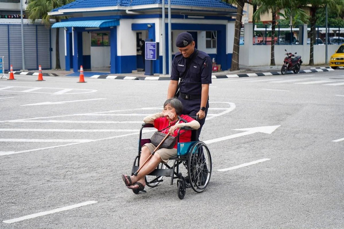 PDRMsia's tweet photo. #BiarJasaJadiKenangan

PIC OF THE DAY: KEPRIHATINAN ANGGOTA BALAI POLIS CHERAS BANTU PENGADU OKU

Bacaan lanjut menerusi pautan berikut, 
https://t.co/7CkRxm7TYL

Sumber: Balai Polis Cheras https://t.co/lJpan2pMVU