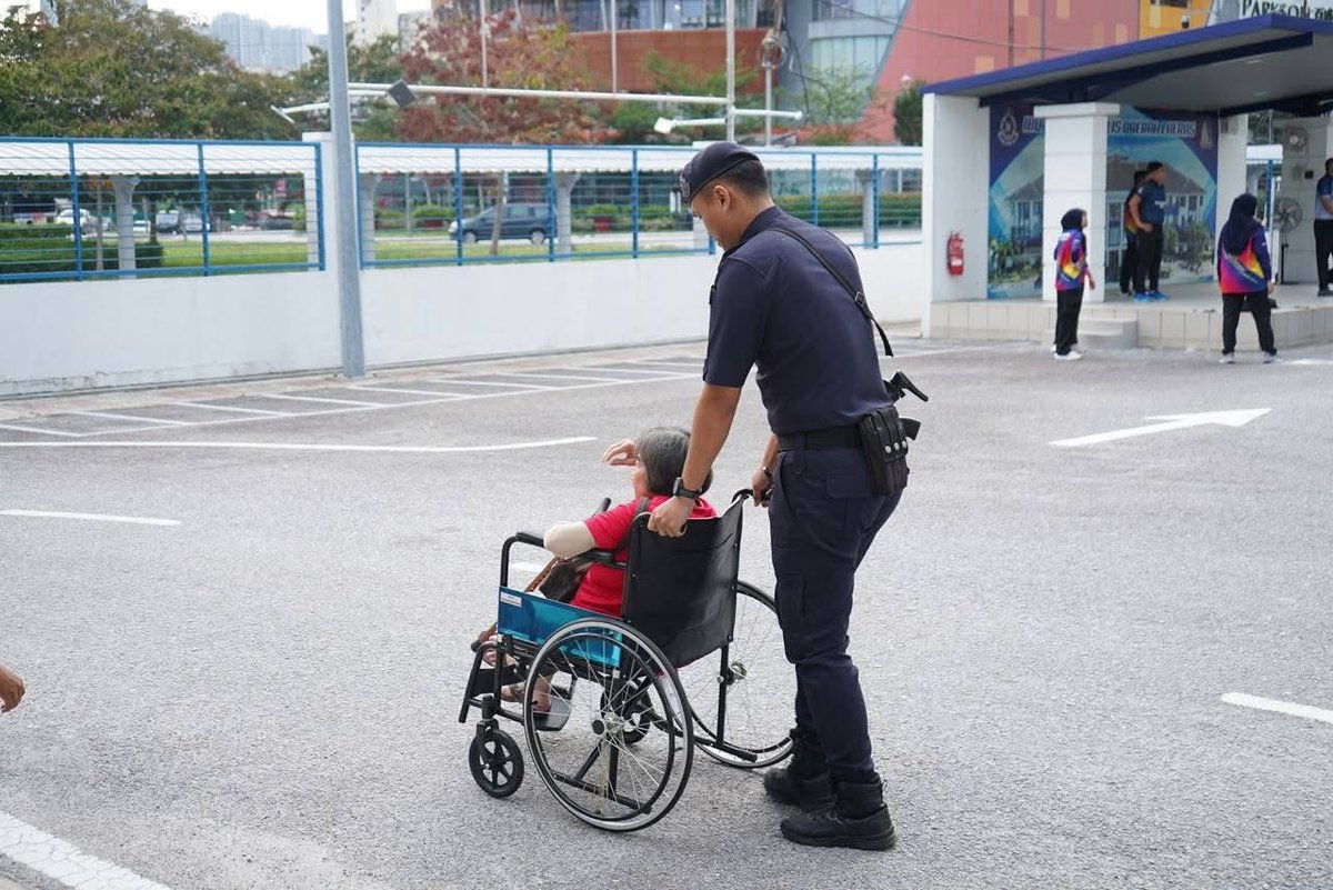 PDRMsia's tweet photo. #BiarJasaJadiKenangan

PIC OF THE DAY: KEPRIHATINAN ANGGOTA BALAI POLIS CHERAS BANTU PENGADU OKU

Bacaan lanjut menerusi pautan berikut, 
https://t.co/7CkRxm7TYL

Sumber: Balai Polis Cheras https://t.co/lJpan2pMVU
