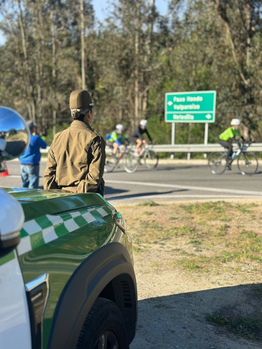 ZonaCarabValpo's tweet photo. #Casablanca: Carabineros de la 5ta. Comisaría,  realizan corte preventivo por Carrera de ciclistas GFNY CHILE 2026, la cual inicia desde la Viña Vera monte hasta Algarrobo. #LaPrevenciónEsNuestraEsencia https://t.co/o2LUcFW2c0