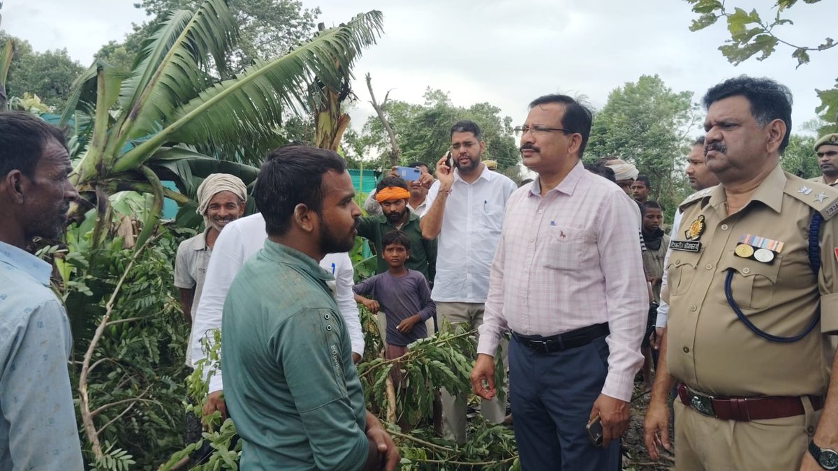 DMBahraich's tweet photo. लगातार हो रही भारी वर्षा के दृष्टिगत फसलों को हुई क्षति का जायज़ा लेने के उद्देश्य से डीएम राजेश कुमार पाण्डेय ने एसपी विश्वजीत श्रीवास्वत व सीडीओ सुनील कुमार धनवंता के साथ किया विभिन्न क्षेत्रों का भ्रमण। कृषि व राजस्व विभाग को संयुक्त रूप से सर्वे करने के दिये निर्देश। @CMOfficeUP @ChiefSecyUP @UPGovt @rahat_up