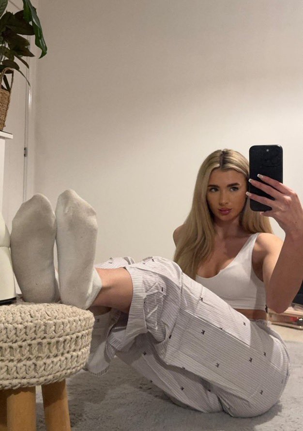 Angelxofindom's tweet photo. Taking applications for a new footstool 🧎🏻‍♂️ https://t.co/mQplRpGxxz