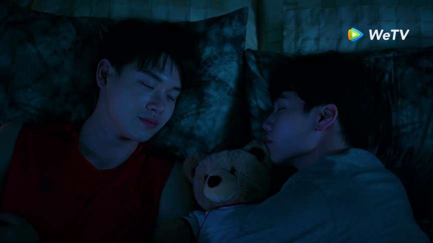 flouqe261041's tweet photo. พอมาดูละเอียดๆ คือเค้าดีไซน์การนอนของเธียร์กับมังกรได้ดีมากๆ ไต่ระดับความสัมพันธ์อย่างเห็นได้ชัด ยิ่ง EP 3 คือเห็นชัดเลยว่าต่างคนต่างสบายใจซึ่งกันและกันเหมือนที่ตรงนี้เป็นที่ปลอดภัยของเค้า2 คน พอมาเจาะลึกๆคือเค้าเก็บทุกอย่างละเอียดมากแม้จะเป็นเรื่องเล็กๆน้อยๆเค้าก็ไม่ปล่อยผ่านเลย เก่งอะชอบๆ

#PolicelnLoveEP3 
PIL SERIES EP3
#ที่รักสารวัตรเธียร์ 
#yinyin_anw #warwanarat #YINWAR #หยิ่นวอร์