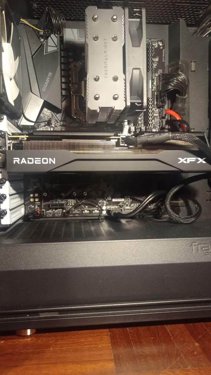 _Giag_'s tweet photo. Dopo 10 anni di onorato servizio ho messo il mio PC (i7-6700/16GB DDR4 2133Mhz/GTX1070) in pensione. Il nuovo è già pronto con Ryzen 5 5600, 32GB DDR4 3200Mhz e una RX 9060 XT da 16GB. Fedora 44 Plasma come OS primario su un NVMe e Windows 11 come secondario su un SSD Sata. https://t.co/37xm6bsueF