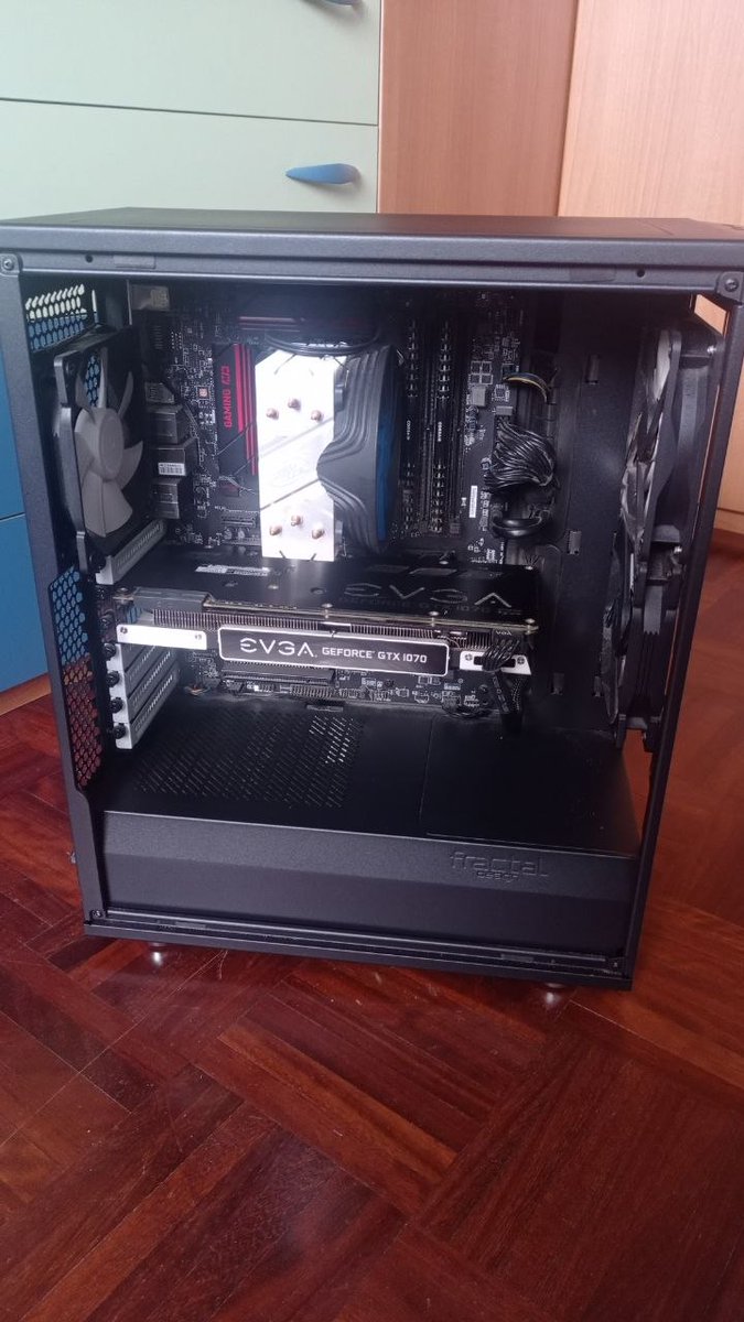 _Giag_'s tweet photo. Dopo 10 anni di onorato servizio ho messo il mio PC (i7-6700/16GB DDR4 2133Mhz/GTX1070) in pensione. Il nuovo è già pronto con Ryzen 5 5600, 32GB DDR4 3200Mhz e una RX 9060 XT da 16GB. Fedora 44 Plasma come OS primario su un NVMe e Windows 11 come secondario su un SSD Sata. https://t.co/37xm6bsueF