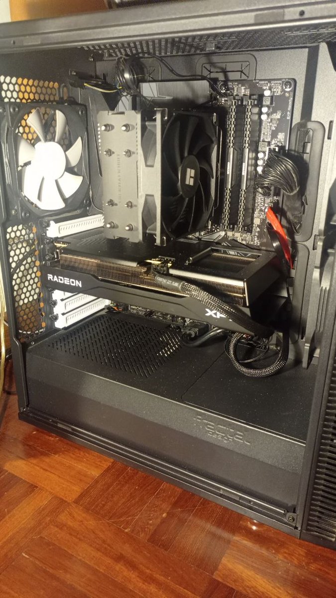 _Giag_'s tweet photo. Dopo 10 anni di onorato servizio ho messo il mio PC (i7-6700/16GB DDR4 2133Mhz/GTX1070) in pensione. Il nuovo è già pronto con Ryzen 5 5600, 32GB DDR4 3200Mhz e una RX 9060 XT da 16GB. Fedora 44 Plasma come OS primario su un NVMe e Windows 11 come secondario su un SSD Sata. https://t.co/37xm6bsueF