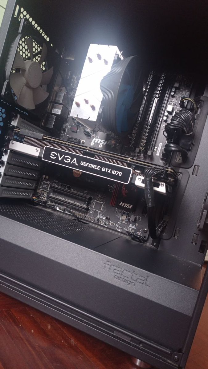 _Giag_'s tweet photo. Dopo 10 anni di onorato servizio ho messo il mio PC (i7-6700/16GB DDR4 2133Mhz/GTX1070) in pensione. Il nuovo è già pronto con Ryzen 5 5600, 32GB DDR4 3200Mhz e una RX 9060 XT da 16GB. Fedora 44 Plasma come OS primario su un NVMe e Windows 11 come secondario su un SSD Sata. https://t.co/37xm6bsueF