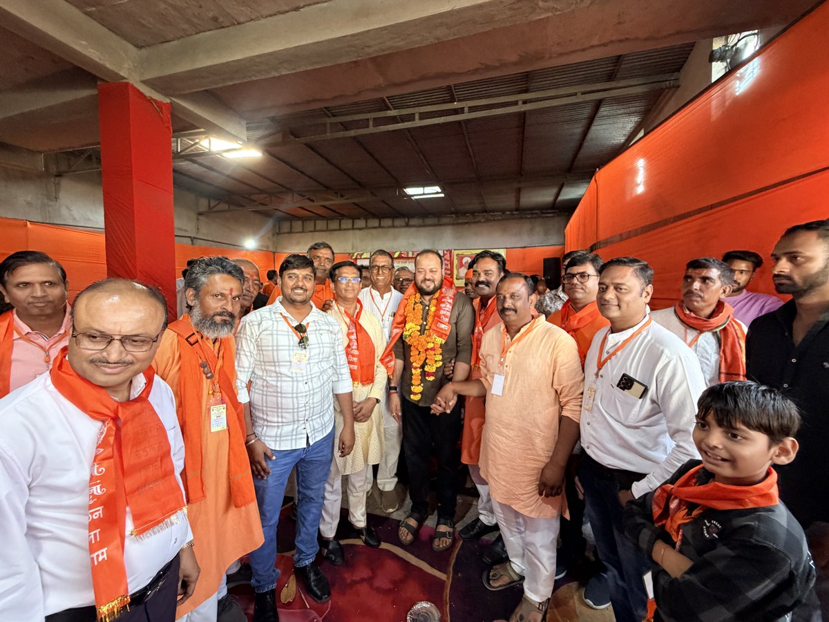 JSherpur's tweet photo. 📍 पिपलौदा 

आज आयोजित दशनामी दत्त सेना संगठन के जिला स्तरीयअधिवेशन एवं सम्मान समारोह में सम्मिलित होने का अवसर प्राप्त हुआ।

इस अवसर पर उपस्थित समाजजनों एवं पदाधिकारियों से आत्मीय भेंट हुई तथा सामाजिक एकता, संगठन और समाजहित के विभिन्न विषयों पर संवाद हुआ।

समाज की एकता और सम्मान के लिए हमारा प्रयास निरंतर जारी रहेगा।