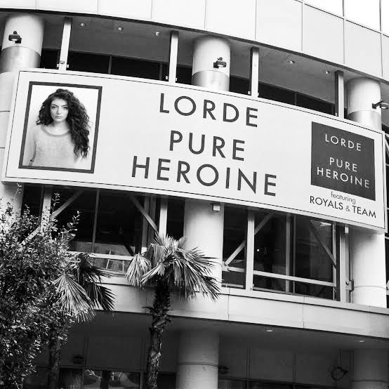 goldedkintsugi's tweet photo. i wont be smiling but the words from my admirers
fill the dashboard just the same

pure heroine, 2013 https://t.co/vaxwrZeNp1