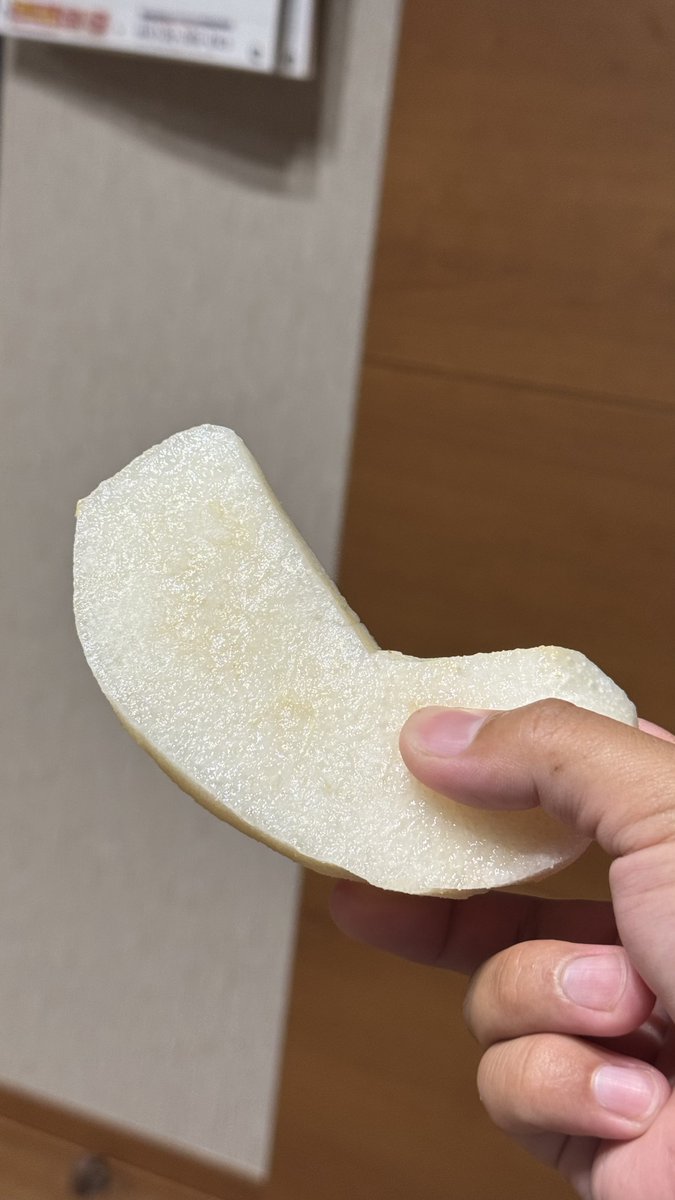 moti02moti10's tweet photo. 昨日買ったクリハラさんの所の梨食べたけどめっちゃ美味しかった！
かおりって名前だけあってすごい梨の香り
梨としてこのサイズに会ったことなくて感覚がおかしくなったw
手に乗せてみたら螺旋丸のサイズなんよ🤣 https://t.co/qVp8ypVnX4