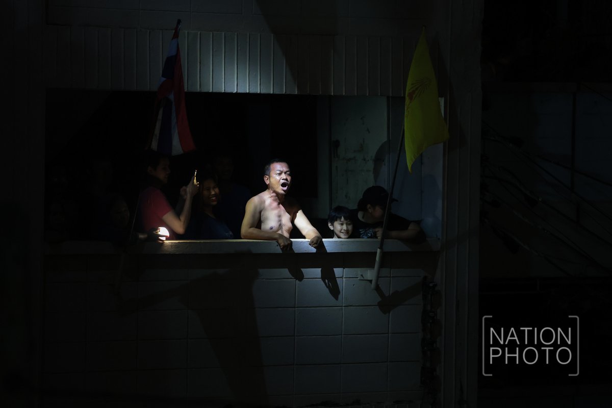 ktnewsonline's tweet photo. ชาวแฟลตคลองจั่นเดือด ถูกตัดไฟ ตะโกนโห่ลั่น หลังเข้าใจผิดคิดว่า ผู้ที่เข้ามาบริจาคสิ่งของเป็นคณะของ นายกฯ อนุทิน

วันที่ 27 ก.ย. 2569 เวลา 18.55 น. ชาวแฟลตคลองจั่นต้องใช้ชีวิตอยู่ท่ามกลางความมืด หลังถูกตัดกระแสไฟฟ้าจากสถานการณ์น้ำท่วมขังเข้าสู่วันที่ 2 ซึ่งมีระดับน้ำสูงถึงระดับคอ

ท่ามกลางสถานการณ์ดังกล่าว ชาวบ้านจำนวนหนึ่งเกิดความไม่พอใจและพากันตะโกนต่อว่านายอนุทิน ชาญวีรกูล นายกรัฐมนตรี ที่เคยบอกว่า “เอาอยู่” และแก้ปัญหาล่าช้า เนื่องจากเข้าใจผิดคิดว่าผู้ที่เข้ามาบริจาคสิ่งของเป็นคณะของนายกรัฐมนตรี

อย่างไรก็ตาม มีรายงานว่านายกรัฐมนตรีพร้อมคณะ มีกำหนดลงพื้นที่บริเวณดังกล่าวแต่เดินทางเข้าพื้นที่อีกด้านหนึ่งแทน

ภาพ โสภน สุเสนา (Sopon Susena)

----------
มูลนิธิเนชั่น เปิดรับบริจาค/สมทบทุน เพื่อช่วยเหลือผู้ประสบภัย

สำหรับท่านที่ต้องการช่วยเหลือพี่น้องประชาชนที่ได้รับความเดือดร้อน และผลกระทบจากอุทกภัย สามารถร่วมสมทบทุนเพื่อช่วยเหลือ ผ่านทางบัญชี 

มูลนิธิเนชั่น 
ธ.กรุงศรีอยุธยา เลขที่บัญชี 333-0-01399-6 หรือ 
ธ.กสิกรไทย เลขที่บัญชี 192-3-59782-0

"เราจะผ่านวิกฤตินี้ไปด้วยกัน"

#NationPhoto #แฟลตคลองจั่น #น้ำท่วมบางกะปิ #บางกะปิ #น้ำท่วมกรุงเทพ #กรุงเทพธุรกิจ #InsightforOpportunities
