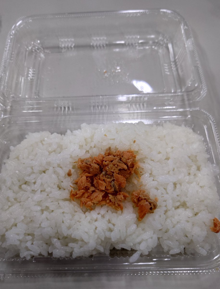 tarou_bou's tweet photo. 今日のお昼ごはんは、ローソンの鮭弁当でした。お店でこれを見た瞬間買いたい衝動に。こんな寂しい弁当見た事ありません　(๑´•.̫ • `๑)
案の定、ごはんが余ります。一緒に豚汁を買っておいて良かった。値段は税抜き275円ですが決して安くはありません。明後日からコーンの弁当も出るらしいですが…。 https://t.co/vdV6pZEuwf