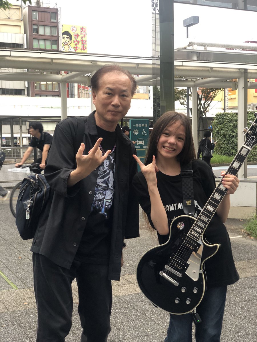 Shima88581457's tweet photo. 川崎駅前でなんと小学生ギタリストLaLaちゃんが路上ライブやってた。NAONのBUNTAIでの演奏で観衆の度肝を抜いた子だ。演奏レベルもすごいが表現力が素晴らしい。演奏終了後、これからBUNTAIで一緒だったHAGANE のサイン会に行くこと、同じように小学生ギタリストだったリーダーSakuraちゃんのようになれるといいねと話して別れました。
#LaLa
#小学生ギタリスト