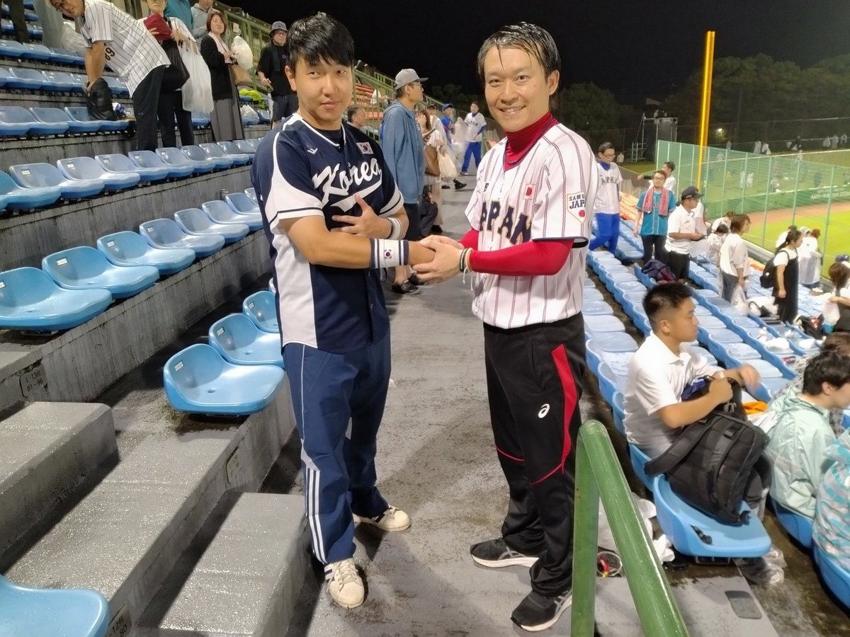baseball_jaba's tweet photo. 【#第20回アジア競技大会】
本日の韓国戦は1-3で惜しくも敗戦。
侍ジャパン 社会人日本代表は32年ぶりの金メダル獲得はならなかったですが、堂々の銀メダルです！
試合後には韓国チーム応援団が日本チーム応援団と互いの健闘を讃え合いました。
https://t.co/Ma5NUBy8Xj

#侍ジャパン
#社会人日本代表
#社会人野球
#JABA
#JAPAN
#二刀流