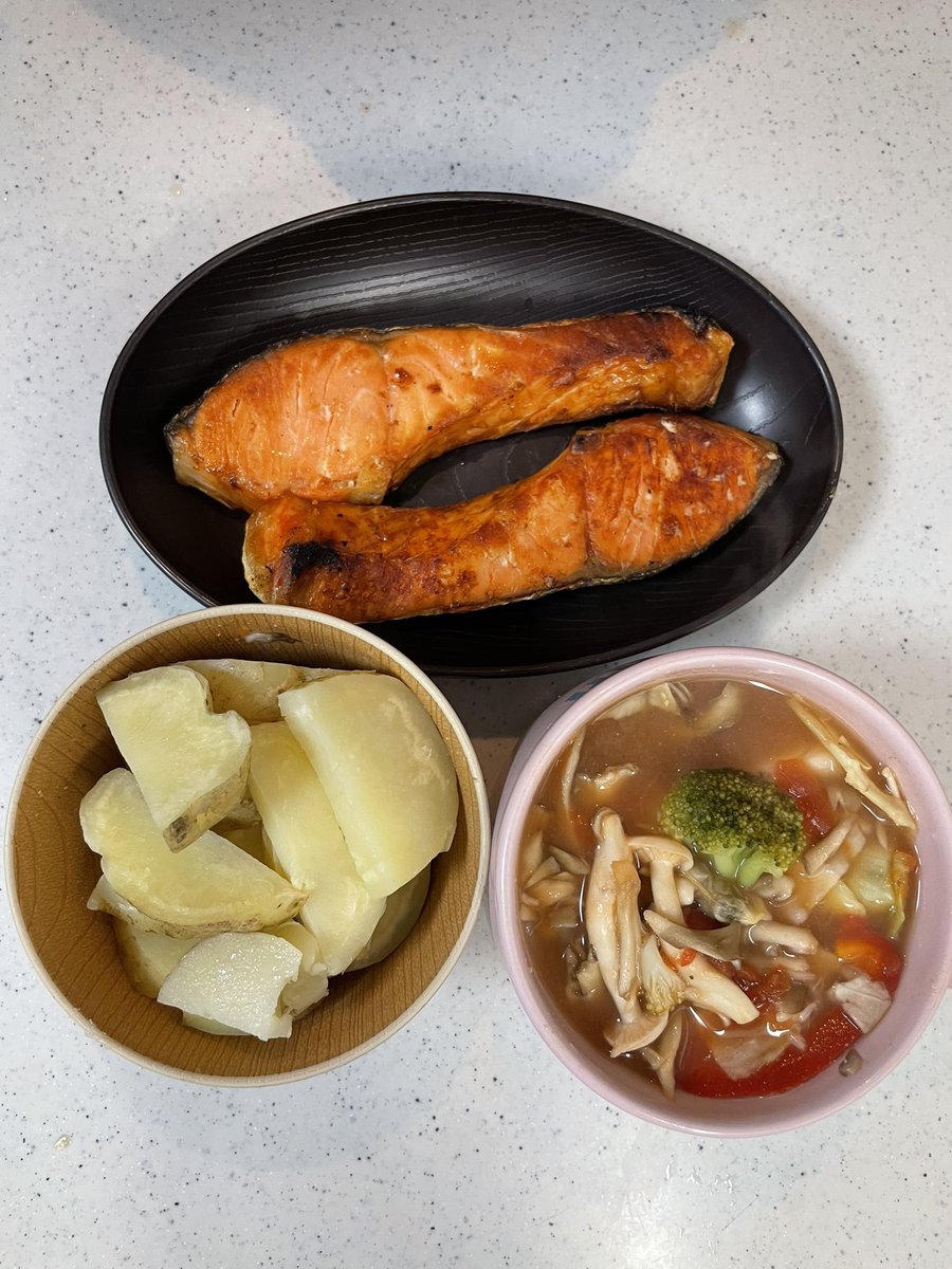 ryoga_orangeel's tweet photo. 【DAY128】
36歳、本気で鍛えたらどこまで変わる？

〈筋トレ内容〉※今は自重のみ
・立ちコロ：73回
・膝コロ：86回
・腕立て伏せ：281回
・逆立ち：16セット

〈食事内容〉
朝→昼→夜

今日は鍛え始めてから過去最低体重更新。

そのせいか腹減りが尋常じゃなかったから、夜は米も少し追加🍚無理に削りすぎず、身体の状態を見ながら調整。

筋トレもバッチリ追い込めて、すでに筋肉痛。

3150

#筋トレ　#自重トレ　#ダイエット