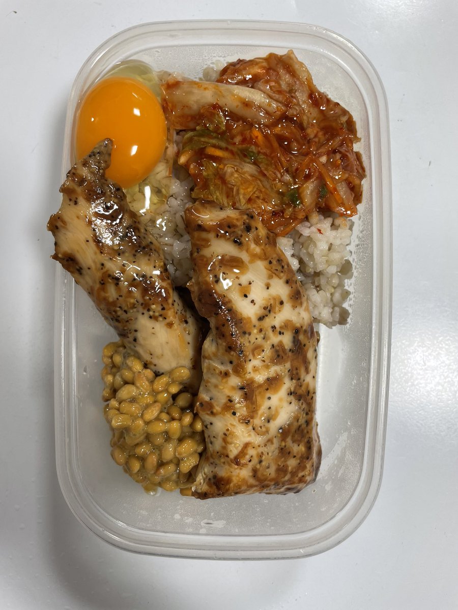 ryoga_orangeel's tweet photo. 【DAY128】
36歳、本気で鍛えたらどこまで変わる？

〈筋トレ内容〉※今は自重のみ
・立ちコロ：73回
・膝コロ：86回
・腕立て伏せ：281回
・逆立ち：16セット

〈食事内容〉
朝→昼→夜

今日は鍛え始めてから過去最低体重更新。

そのせいか腹減りが尋常じゃなかったから、夜は米も少し追加🍚無理に削りすぎず、身体の状態を見ながら調整。

筋トレもバッチリ追い込めて、すでに筋肉痛。

3150

#筋トレ　#自重トレ　#ダイエット