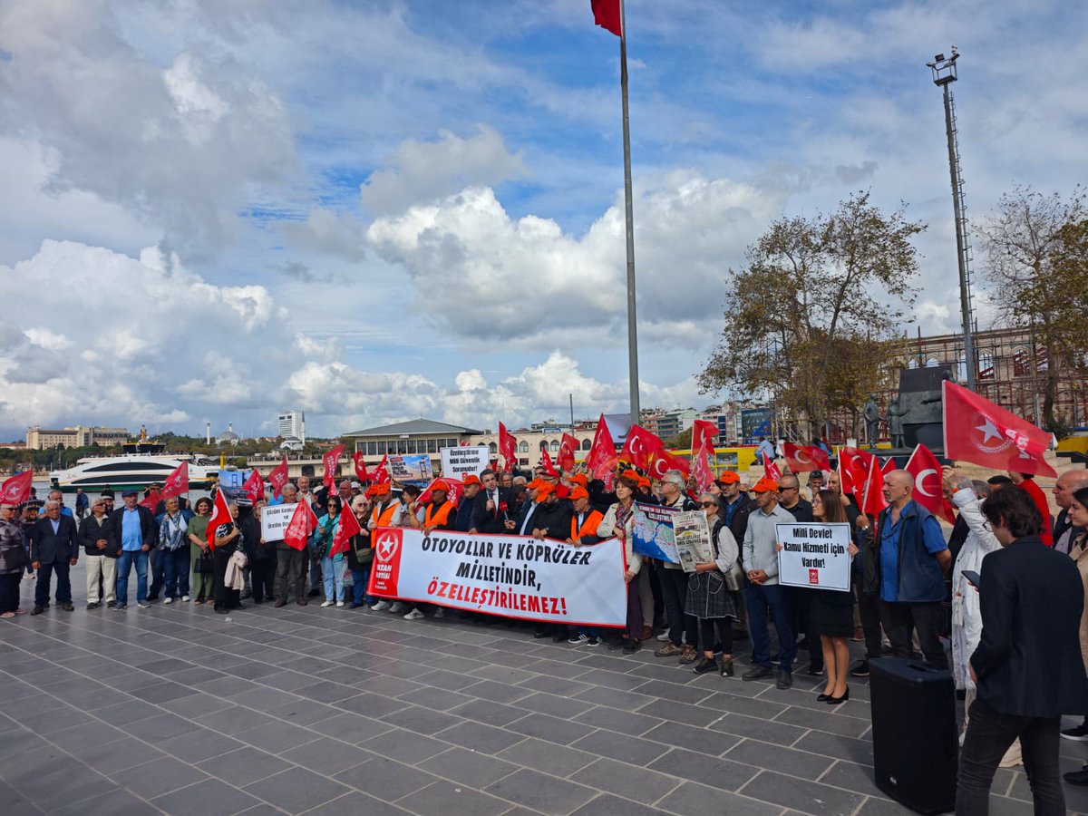 VatanPartisiist's tweet photo. Otoyollar ve Köprüler Milletindir, Özelleştirilemez!

Cumhurbaşkanı kararıyla önü açılan bu özelleştirmelere karşı Kadıköy'de basın açıklamamızı gerçekleştirdik.

Türk Milletini otoyolların ve köprülerin özelleştirilmesine karşı seferberliğe çağırıyoruz! https://t.co/W4f9fakVNd