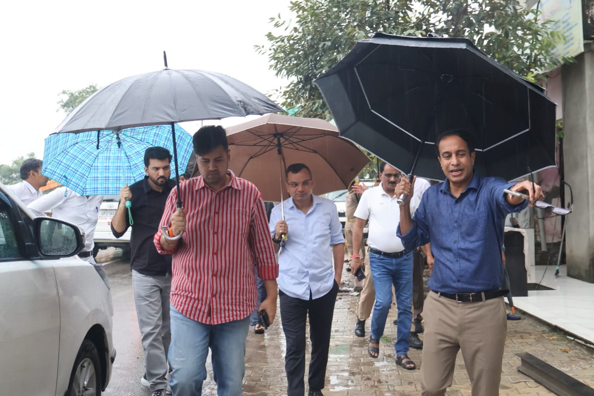 DMMoradabad's tweet photo. आज वरिष्ठ पुलिस अधीक्षक एवं नगर आयुक्त के साथ मुरादाबाद शहर का भ्रमण कर जल निकासी, विद्युत आपूर्ति, यातायात एवं प्रकाश व्यवस्था का स्थलीय निरीक्षण किया गया।
बुद्धि विहार स्थित सम्पवेल एवं दिल्ली रोड स्थित प्रमुख नाले का निरीक्षण कर जल निकासी व्यवस्था को प्रभावी बनाए रखने तथा जलभराव की स्थिति में तत्काल कार्रवाई के निर्देश दिए गए। इसके साथ ही पीटीसी विद्युत उपकेंद्र का भी निरीक्षण किया गया।
 सभी संबंधित अधिकारियों को जनसुविधाओं से जुड़ी व्यवस्थाओं की नियमित निगरानी एवं आवश्यकता पड़ने पर तत्काल कार्रवाई सुनिश्चित करने के निर्देश दिए गए।
@CMOfficeUP
@UPGovt
@PMOIndia
@Comm_Moradabad
@moradabadpolice
@Uppolice
@dgpup
@Cdomoradabad
@PIB_India
@ANINewsUP
@InfoDeptUP