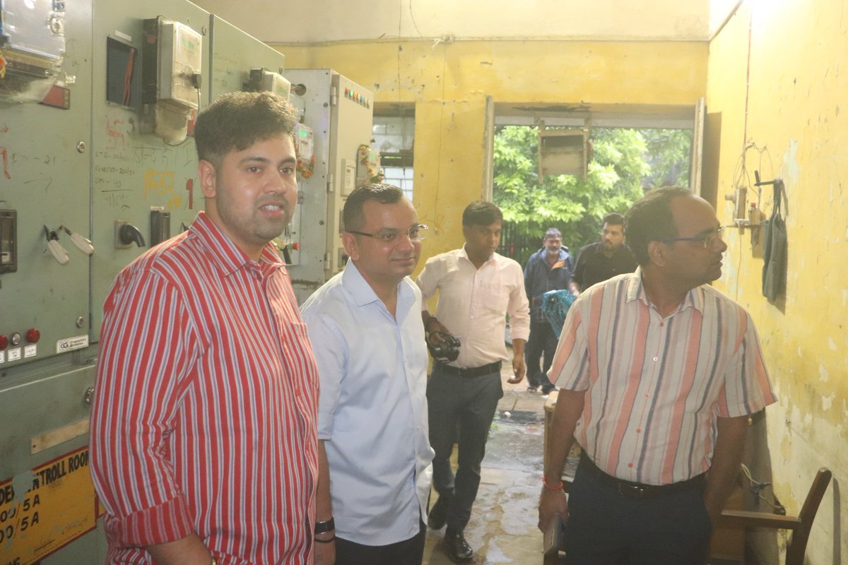 DMMoradabad's tweet photo. आज वरिष्ठ पुलिस अधीक्षक एवं नगर आयुक्त के साथ मुरादाबाद शहर का भ्रमण कर जल निकासी, विद्युत आपूर्ति, यातायात एवं प्रकाश व्यवस्था का स्थलीय निरीक्षण किया गया।
बुद्धि विहार स्थित सम्पवेल एवं दिल्ली रोड स्थित प्रमुख नाले का निरीक्षण कर जल निकासी व्यवस्था को प्रभावी बनाए रखने तथा जलभराव की स्थिति में तत्काल कार्रवाई के निर्देश दिए गए। इसके साथ ही पीटीसी विद्युत उपकेंद्र का भी निरीक्षण किया गया।
 सभी संबंधित अधिकारियों को जनसुविधाओं से जुड़ी व्यवस्थाओं की नियमित निगरानी एवं आवश्यकता पड़ने पर तत्काल कार्रवाई सुनिश्चित करने के निर्देश दिए गए।
@CMOfficeUP
@UPGovt
@PMOIndia
@Comm_Moradabad
@moradabadpolice
@Uppolice
@dgpup
@Cdomoradabad
@PIB_India
@ANINewsUP
@InfoDeptUP