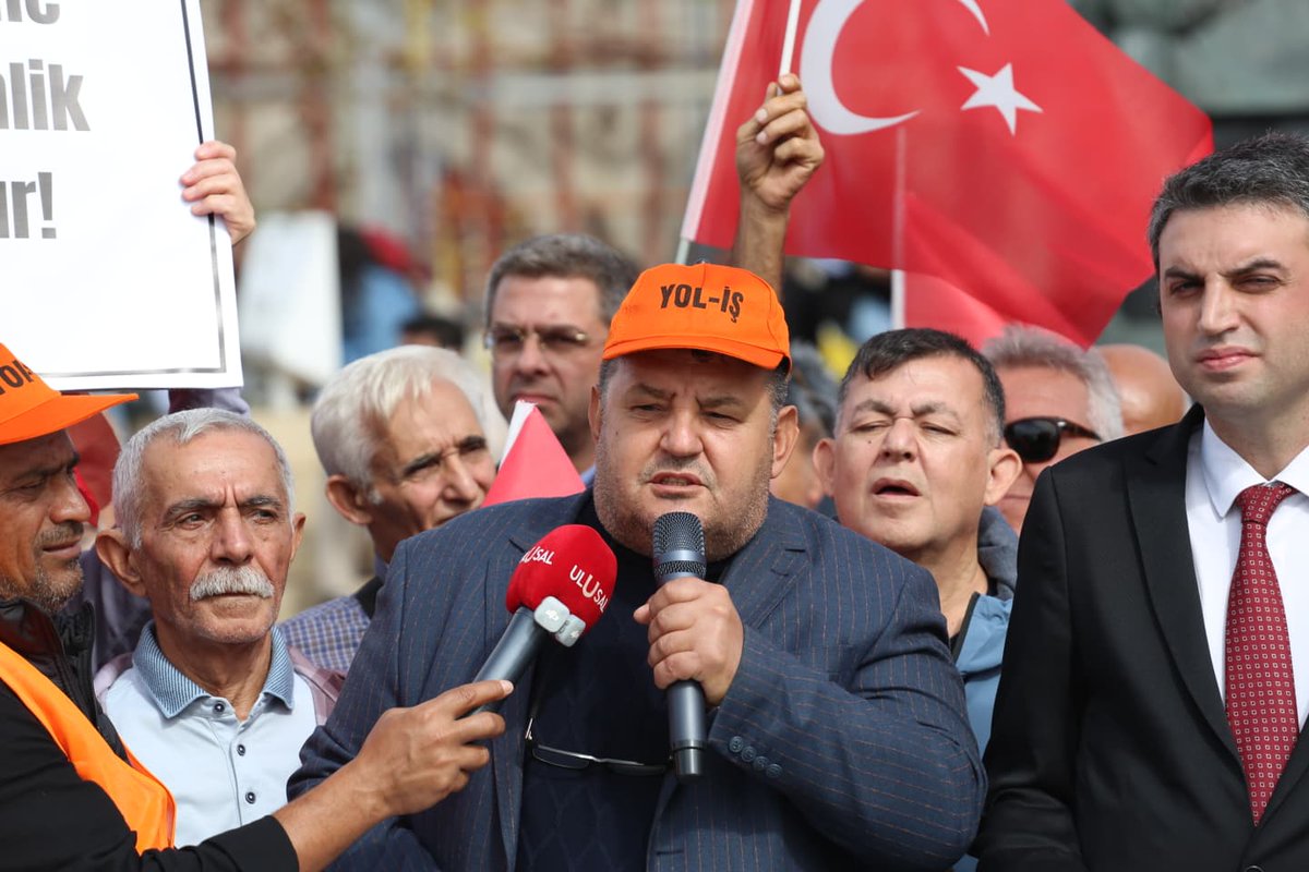 VatanPartisiist's tweet photo. Otoyollar ve Köprüler Milletindir, Özelleştirilemez!

Cumhurbaşkanı kararıyla önü açılan bu özelleştirmelere karşı Kadıköy'de basın açıklamamızı gerçekleştirdik.

Türk Milletini otoyolların ve köprülerin özelleştirilmesine karşı seferberliğe çağırıyoruz! https://t.co/W4f9fakVNd