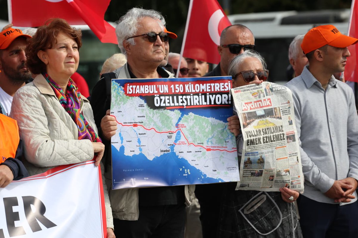 VatanPartisiist's tweet photo. Otoyollar ve Köprüler Milletindir, Özelleştirilemez!

Cumhurbaşkanı kararıyla önü açılan bu özelleştirmelere karşı Kadıköy'de basın açıklamamızı gerçekleştirdik.

Türk Milletini otoyolların ve köprülerin özelleştirilmesine karşı seferberliğe çağırıyoruz! https://t.co/W4f9fakVNd
