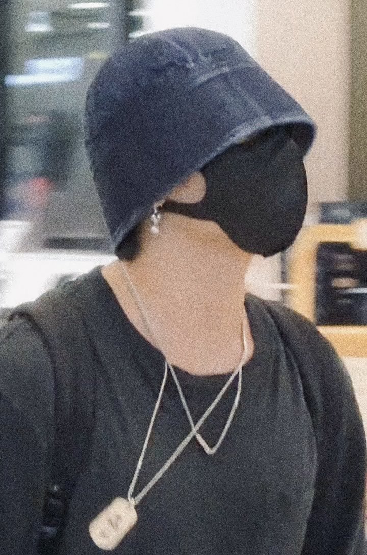 starcandyvkoo's tweet photo. Jungkook wearing dangling earrings?? ARE WE GETTING DANGLING EARRINGS KOOK BACK https://t.co/hPaXihrGax
