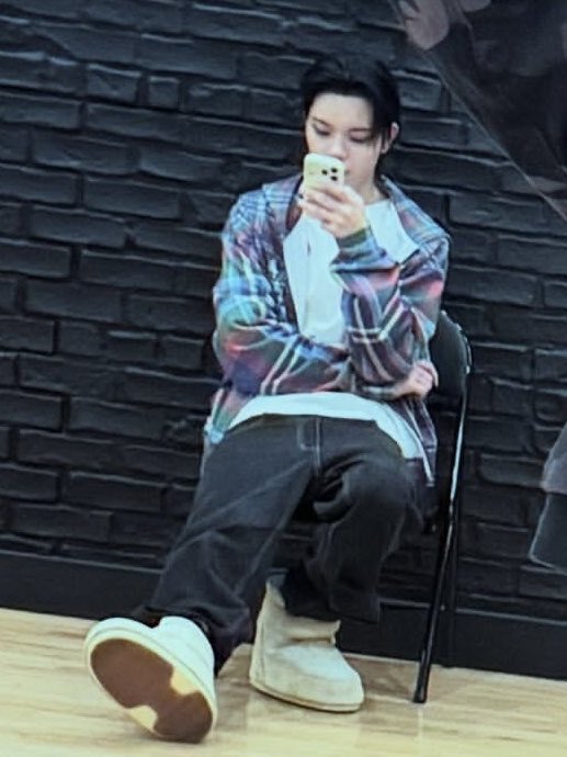 jasuov's tweet photo. รองเท้าคู่หรอ 🧐 https://t.co/HtUXfsYJvk