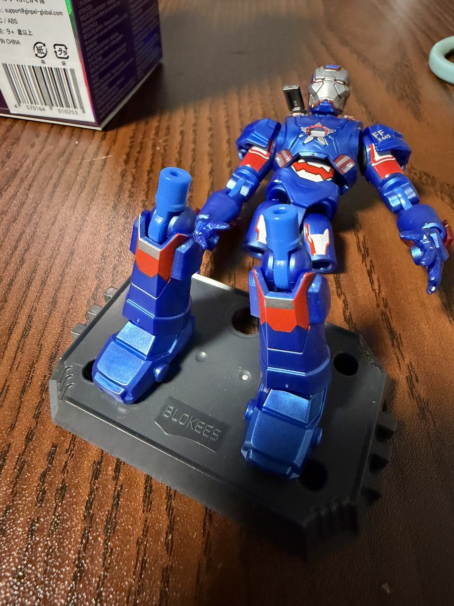 kiyoblues's tweet photo. ちなみにせっかくなので買ったBLOKEESでアイアンパトリオットでたんやけど膝パーツ違うやつ入ってて組み立てれないwローディそこまで再現せんでもええやん、、、 https://t.co/RQu2A860B6