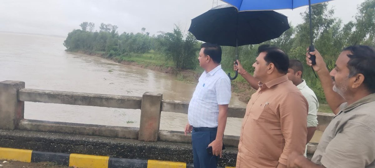 dmbudaun's tweet photo. तहसील दातागंज अंतर्गत हजरतपुर-गाड़ियांरंगीन मार्ग एवं रामगंगा नदी की बाढ़ से प्रभावित ग्रामों तथा भारी वर्षा से हुए जलभराव वाले क्षेत्रों का ADM(F/R) के साथ स्थलीय निरीक्षण किया गया। संबंधित अधिकारियों को आवश्यक दिशा निर्देश दिए गए।
@UPGovt
@CMOfficeUP
@CommissionerBA1
@rahat_up https://t.co/jsLnHReTzg