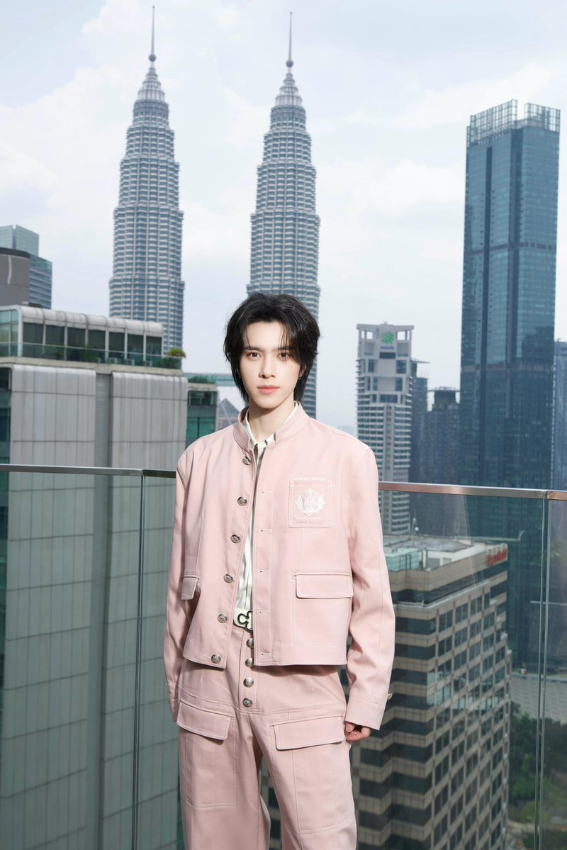 HENDERYHOME's tweet photo. 260927 | HENDERY’s Xiaohongshu Update
#เดอรี่ไดอารี่

“ไม่ต้องลุ้นอีกต่อไป เพราะผมมาถึงกัวลาลัมเปอร์แล้ว! ได้ฉลองวันเกิดร่วมกับทุกคนและแบรนด์ด้วยกัน มีความสุขมากเลยครับ ทุกคนน่ารักและอบอุ่นมากๆๆๆ ไว้เจอกันใหม่ครั้งหน้านะครับ👋🏻”

#IN2ITxHendery

#HENDERY #헨드리 #黄冠亨 
#WayV #NCT