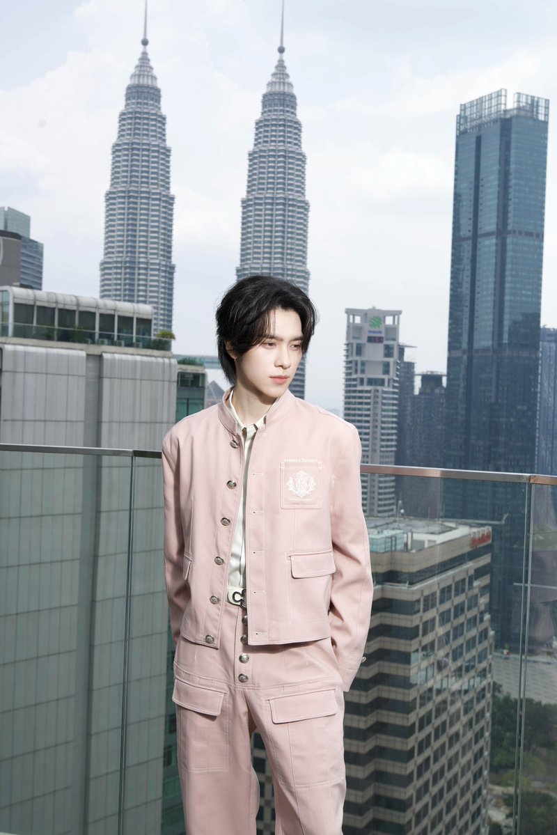 HENDERYHOME's tweet photo. 260927 | HENDERY’s Xiaohongshu Update
#เดอรี่ไดอารี่

“ไม่ต้องลุ้นอีกต่อไป เพราะผมมาถึงกัวลาลัมเปอร์แล้ว! ได้ฉลองวันเกิดร่วมกับทุกคนและแบรนด์ด้วยกัน มีความสุขมากเลยครับ ทุกคนน่ารักและอบอุ่นมากๆๆๆ ไว้เจอกันใหม่ครั้งหน้านะครับ👋🏻”

#IN2ITxHendery

#HENDERY #헨드리 #黄冠亨 
#WayV #NCT