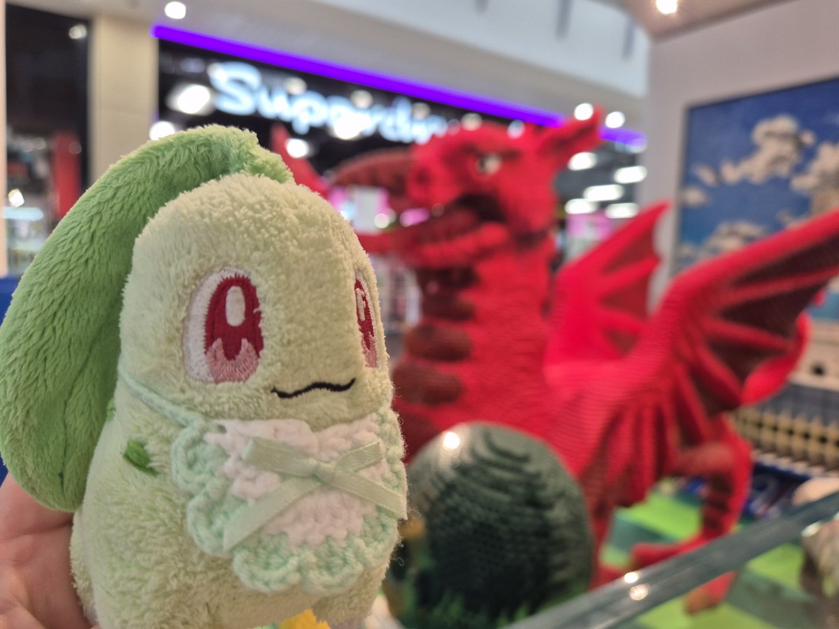 rebehime's tweet photo. "Another sighting of the Welsh dragon! I must get my Pokédex out and see if it has any information..." #chikorita #チコリータ #ポケぬい https://t.co/lUTq5WGiDL