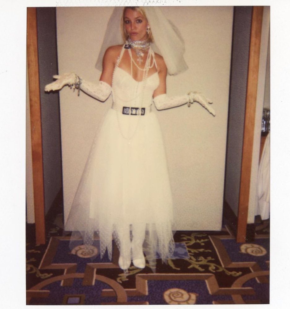 PopCulture2000s's tweet photo. britney spears &amp; christina aguilera during the fittings of the vmas, 2003. https://t.co/tAq9qfJW6y