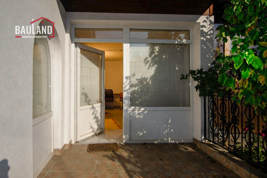 immo_aldin's tweet photo. 40 m² Geschäftsraum im Erdgeschoss in der Fojnička-Straße, Dolac Malta: zwei Zimmer, WC und kleine Teeküche – passend für Büro, Agentur, Praxis oder Geschäft. Miete: 550 BAM

Mehr erfahren: https://t.co/UOtjpnZ0YU

#NovoSarajevo #DolacMalta #Bueroflaeche #Miete https://t.co/7ChHg23ffG