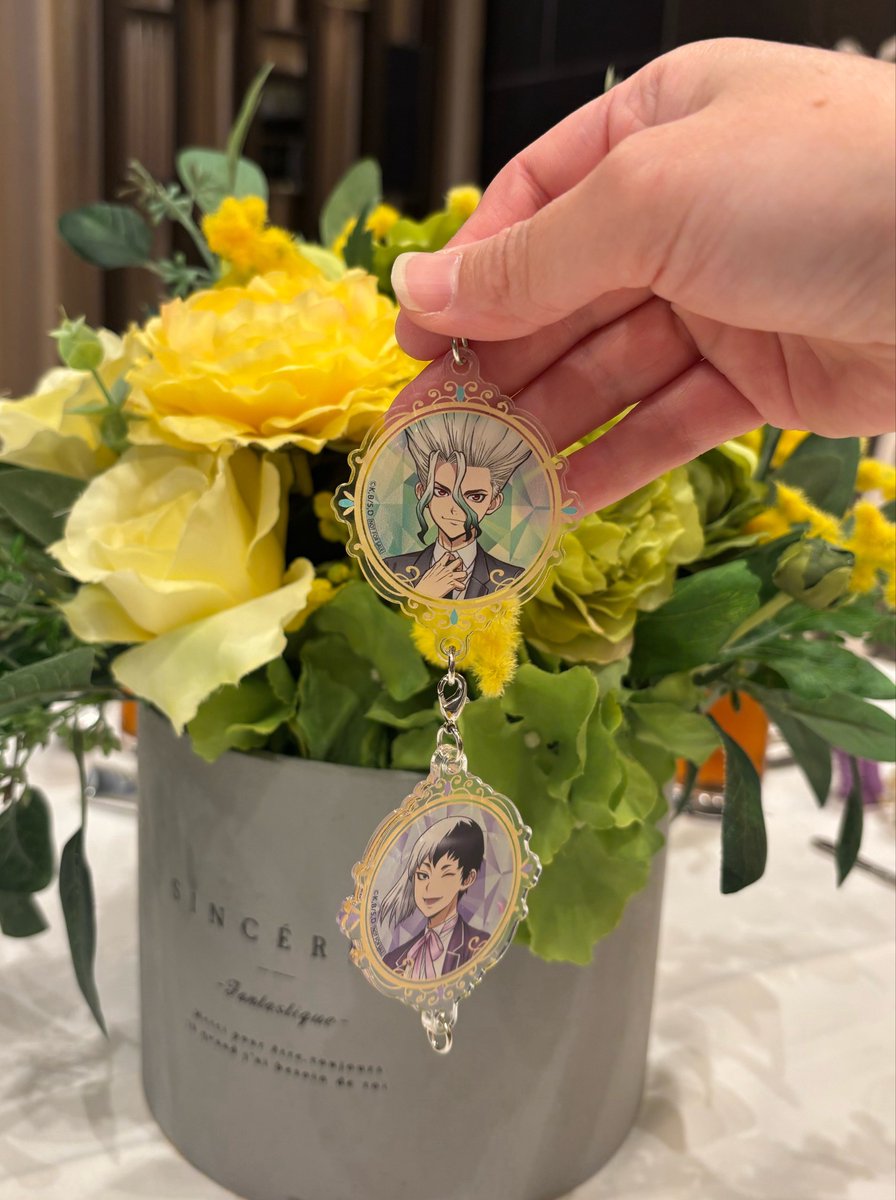 shino_71o's tweet photo. ・司会進行の方と頑張って撮ったご祝儀袋を渡す🚀🃏と巻き込まれ🏹
・ぬいちゃんのためのご招待名札プレート
・優しい皆様に巡り会えたお陰で誕生できた繋がる🚀🃏
・友人代表のスピーチをする🚀🃏

会場からは以上です…
とってもとっても良い式でした…🙏🏻✨😭 https://t.co/vQaTHFpvko