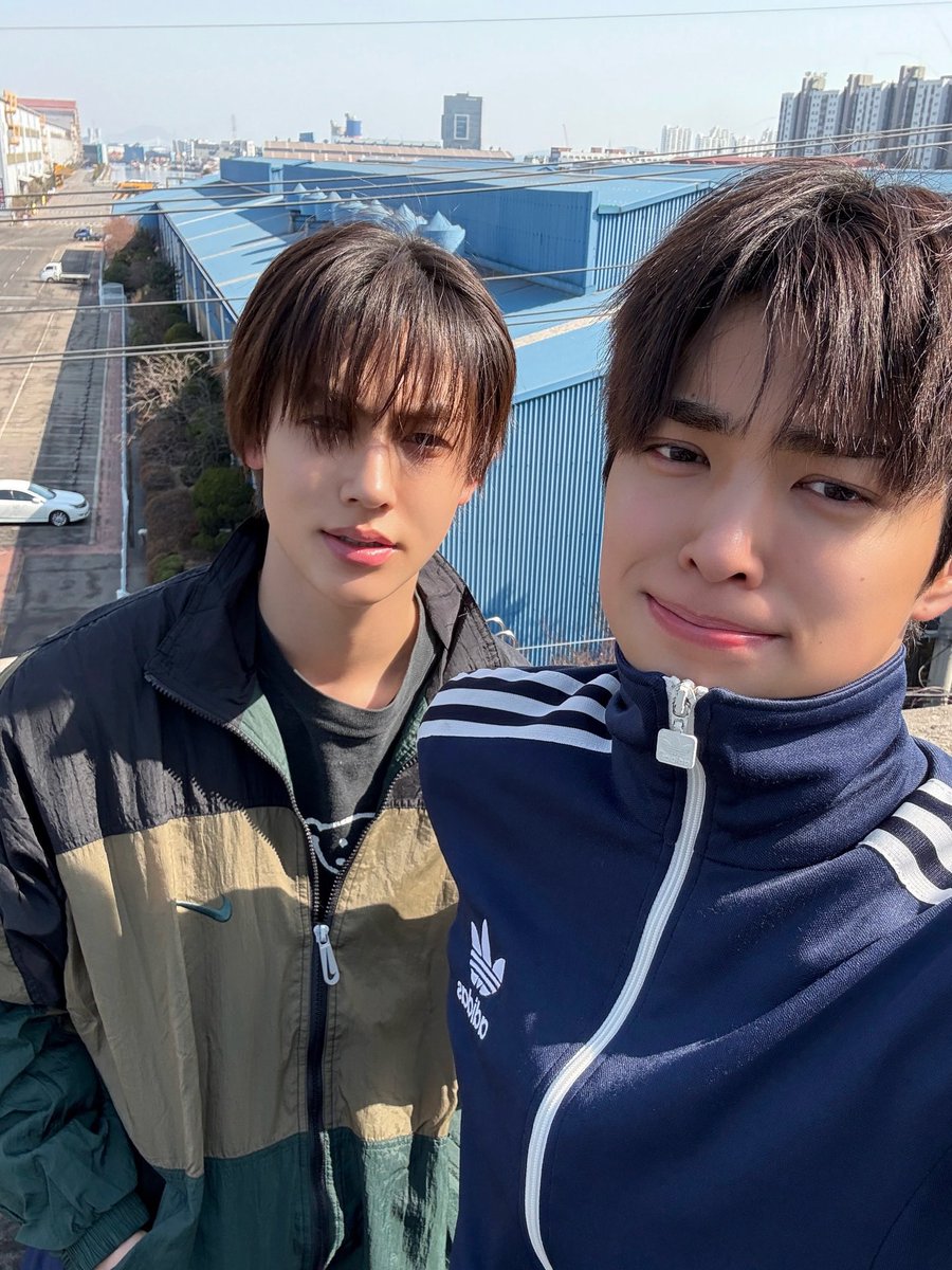 khshurhd's tweet photo. 그때그시절안엄
양누나인현지누나가뭐하냐길래
고노라는애: 성연이랑찍은셀카투척
현지누나: 헐 누구얌? 귀엽넹 나 소개 쫌 ㅋㅋㅋ
고노: 아 누나 얘 그런 애 아니에요 ㅡㅡ;
해놓고알고보니집가서서로대딸쳐줄듯.. (미친새끼들) https://t.co/H6PfuZz1vR