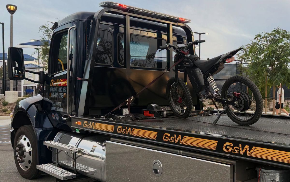 NewSantaAnaBlog's tweet photo. Irvine Police impound 62‑MPH illegal e‑moto; Parents warned of child‑endangerment charges

https://t.co/gWBByUZt7v

The Irvine Police Department stopped a 14‑year‑old riding a 5,000‑watt e‑moto capable of 62 mph, issued citations, and impounded the device. https://t.co/P9QUOzqh55