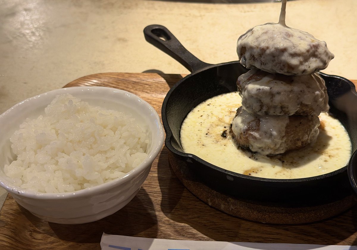 1234_7083's tweet photo. ズッ友とお月見して、今日で閉店するカブトシモキタでハンバーグを食べ納めしてきた🌕😭 https://t.co/CS9FsCQMGj
