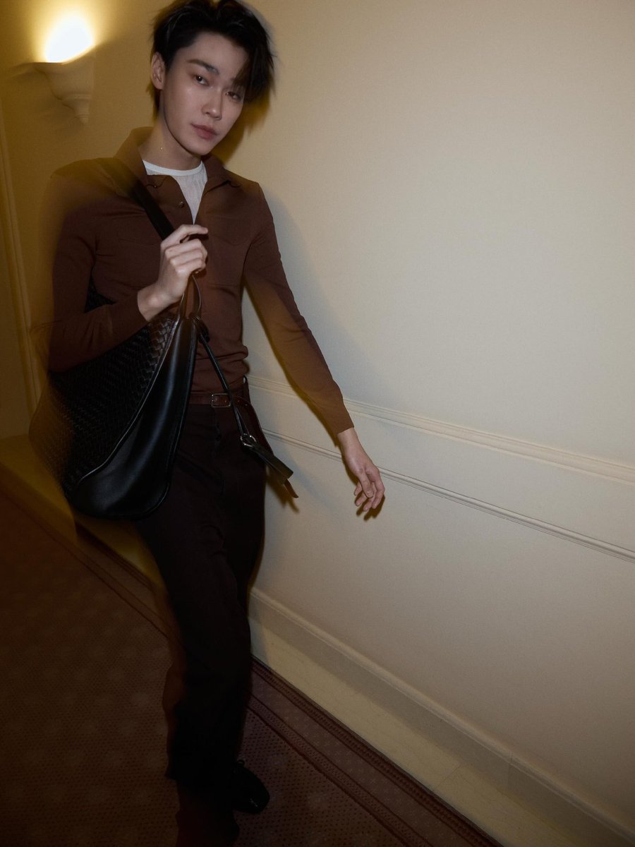 ssunflowerq's tweet photo. HIS BODY PROPORTION IS CRAZYYYY😭😭 https://t.co/SWn58azzEv