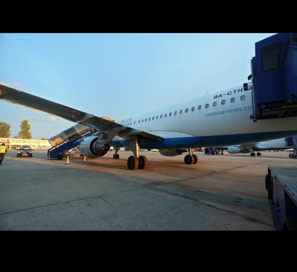 BOSNADANAS's tweet photo. 🇧🇦✈️ 30 GODINA VEZE SARAJEVA I ZAGREBA
Croatia Airlines obilježava 30 godina linije Sarajevo–Zagreb. Od prvog leta 1996. godine realizovano je više od 36.000 letova i prevezeno 1,34 miliona putnika.
#Sarajevo #Zagreb #CroatiaAirlines #BiH #Aviacija https://t.co/LuB8DWDqDp