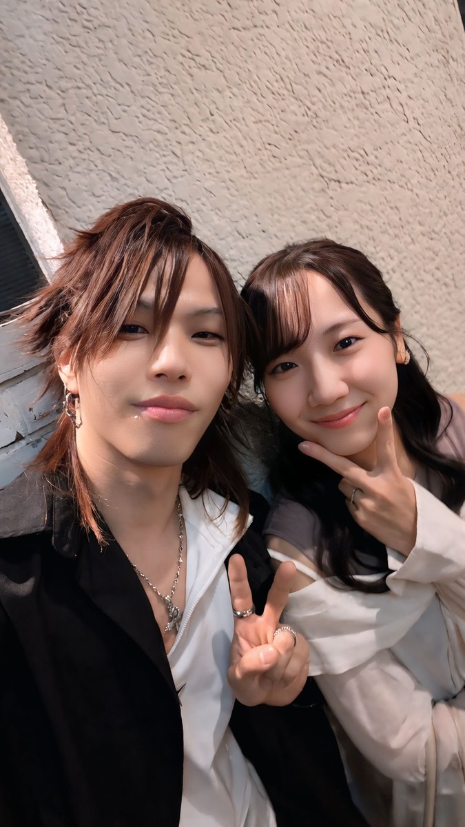 sa__ki__to's tweet photo. 最近仲良し🤭
ライブ終わって後ろ見たら泣いててえっ…えっ…どうしよう💦💦ってなってしまったwww
こうゆう時に女性慣れしてないとダメだなって思うよね🤦 https://t.co/K2wvitdQ7q