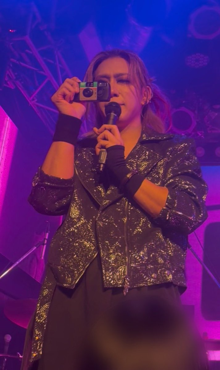 katunnyun's tweet photo. 3周年おめでとうございます✨✨

ちゆ担に誘われ、いつもサポートでお世話になっているちゆさんを観にRex行ったよん✨️
かっこよかったぁぁ

1枚目は｢照明がうさ耳っぽい｣Byちゆ担
#SLAPSLY https://t.co/VyNx4pmPNi