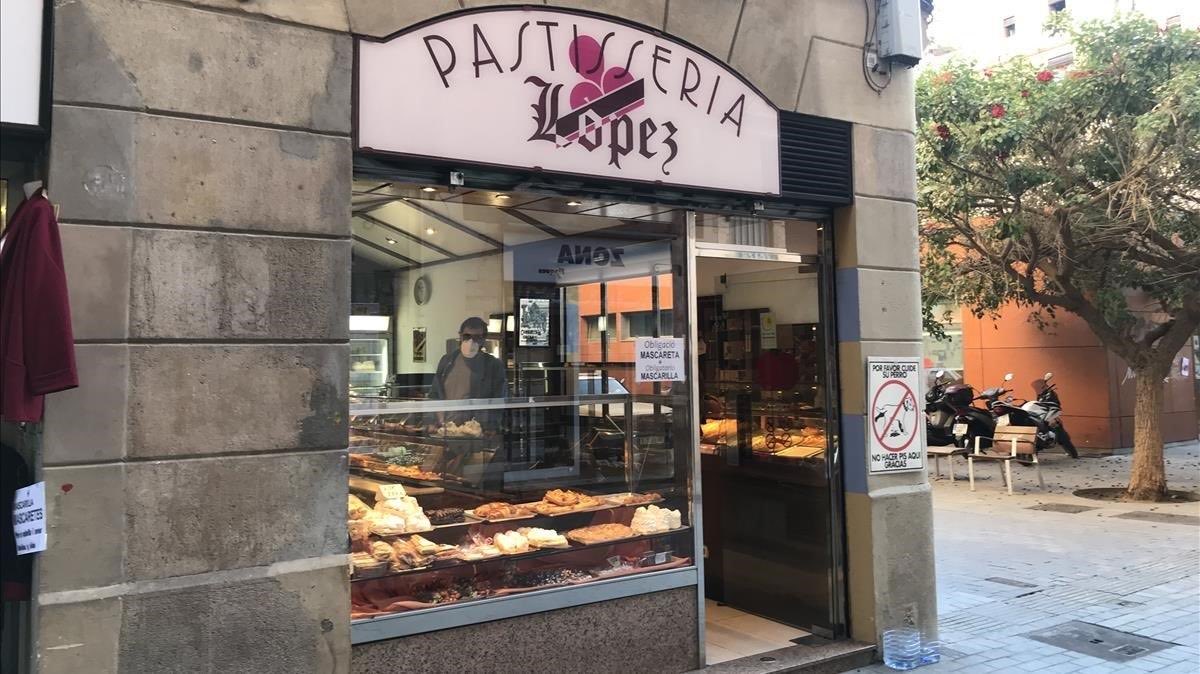 AuraMoner's tweet photo. Avui hem comprat una Sara a la pastisseria López, una de les poques tradicionals que queden a Barcelona. Boníssima.

Fins als nassos de Cheesecakes, Carrot cakes i Brownies.

(Estan molt bé a NYC o Boston, però per què han de substituir els nostres?) https://t.co/qLqr2C1F3r