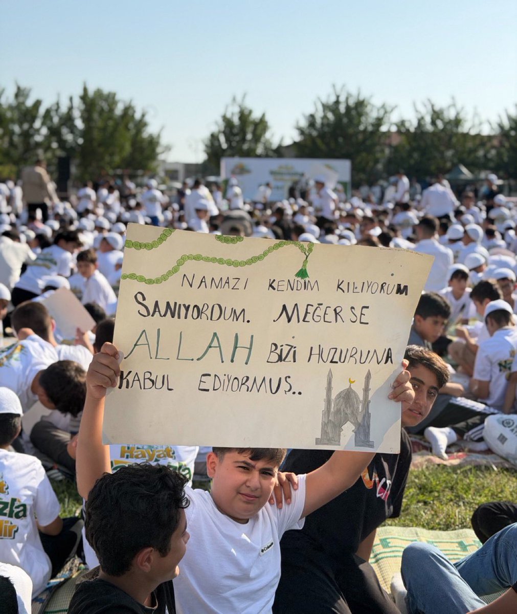 elifideali's tweet photo. “Namazı kendim kılıyorum sanıyordum. 

Meğerse ALLAH bizi huzuruna kabul ediyormuş…” https://t.co/PMaWB8Lupz
