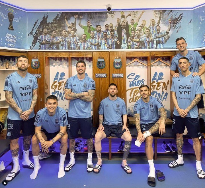 AlbicelesteTalk's tweet photo. March 2023: Argentina’s first call-up after becoming WORLD CHAMPIONS. 🇦🇷🏆

September 2026: Yesterday, the same dressing room… without any of them. 💔

The end of an era. 🇦🇷🥹 https://t.co/pj7W5fanmw