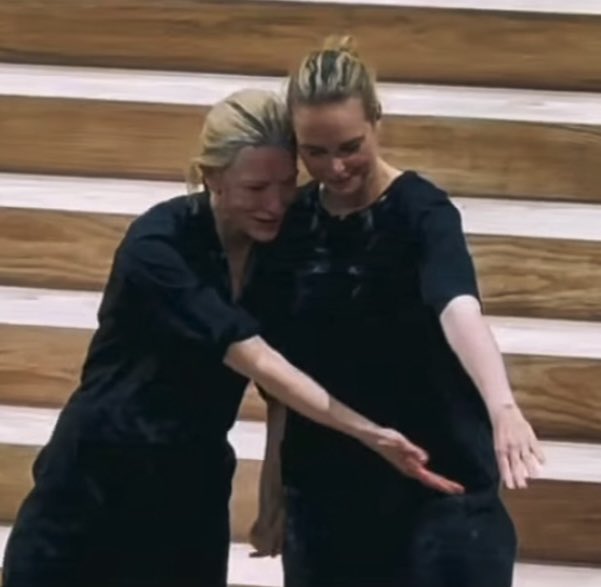 mag_in22's tweet photo. guys, just… declare your eternal love already 😭 #cateblanchett #ninahoss #electrapersona https://t.co/WPInB9GTNq